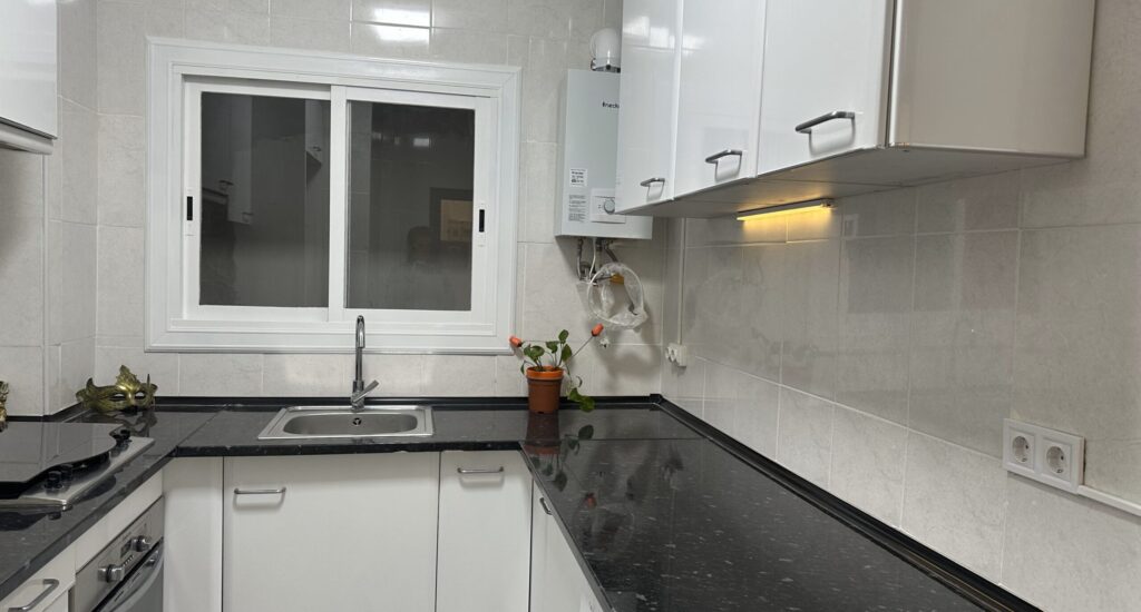 cocina-piso-propiedad-sagrada-familia-barcelona-hospital-sant-pau